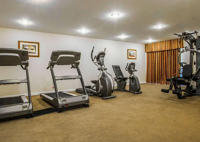 Clarion Inn & Suites At The Outlets Of Lake George
