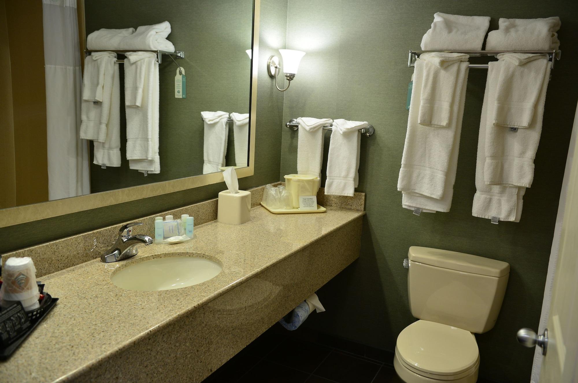 Hotel Clarion & At The Outlets Of George Lake George