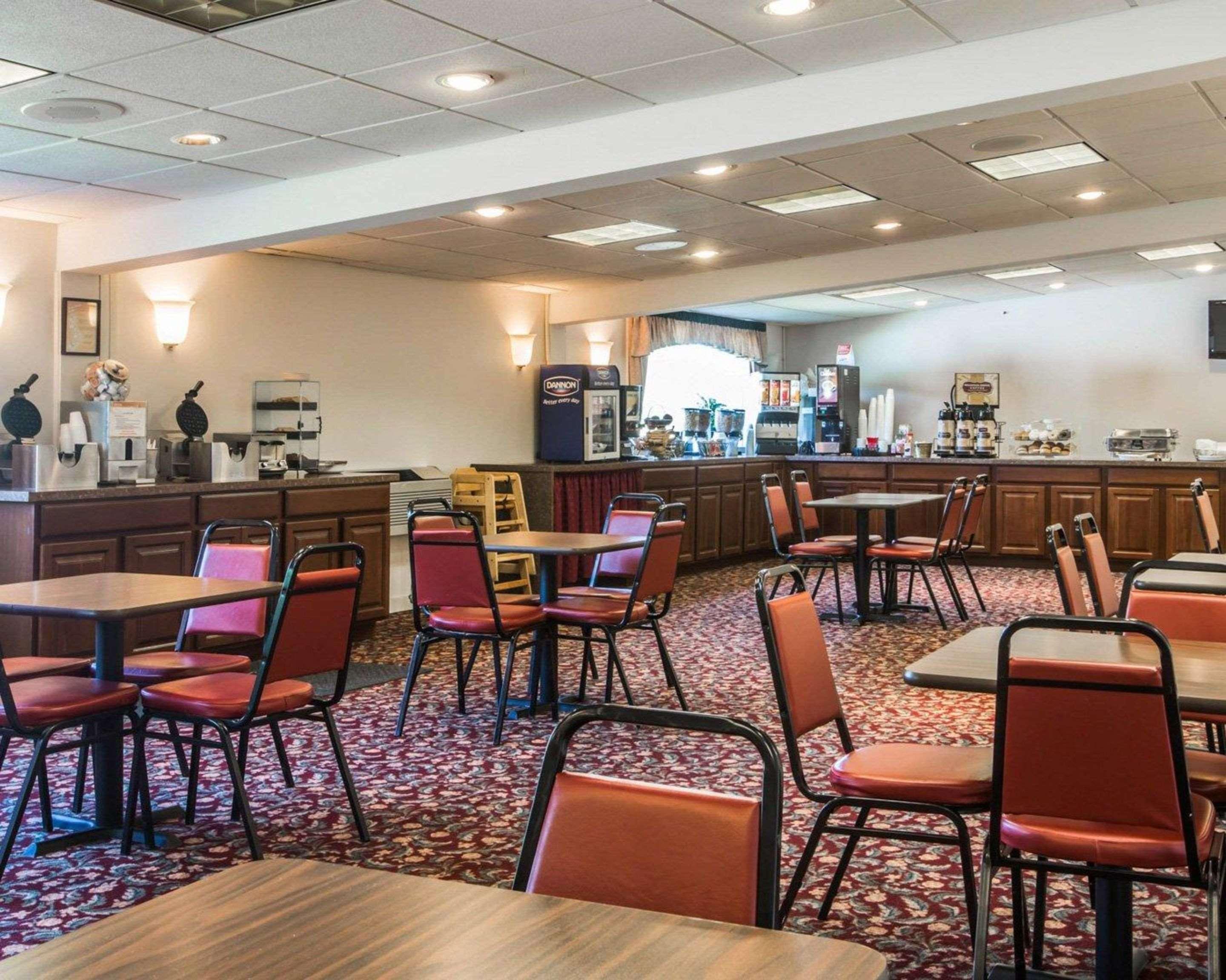 Hotel Clarion & At The Outlets Of George Lake George