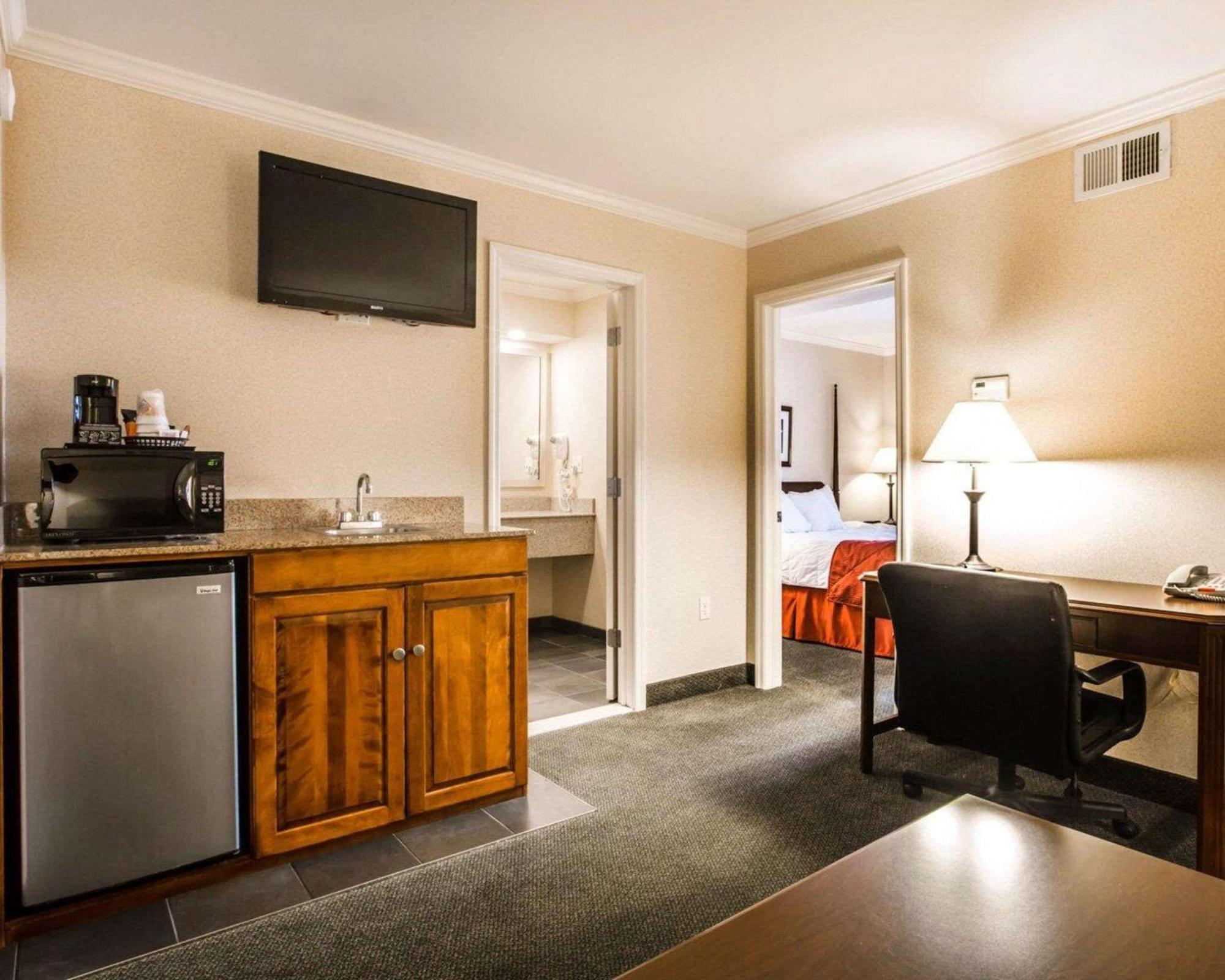 Hotel Clarion & At The Outlets Of George Lake George