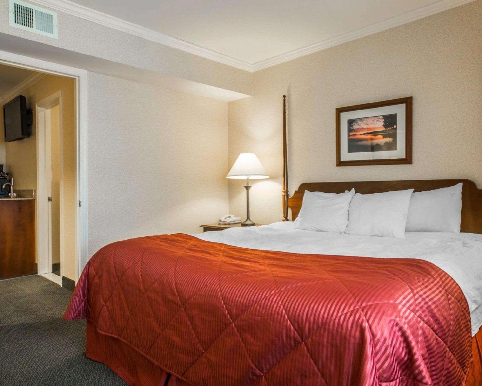 Hotel Clarion & At The Outlets Of George