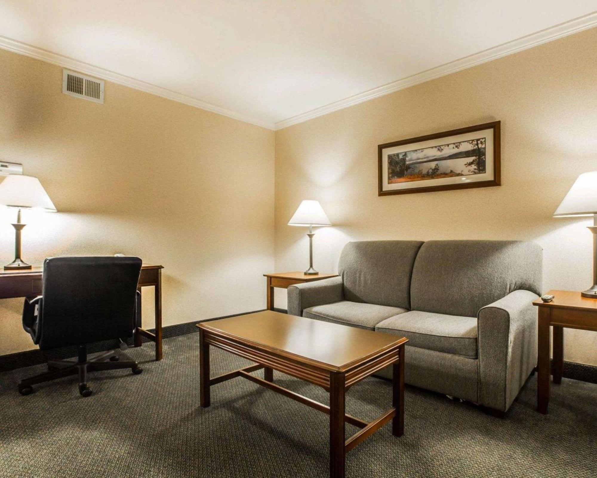 Clarion & At The Outlets Of George Hotel 3*