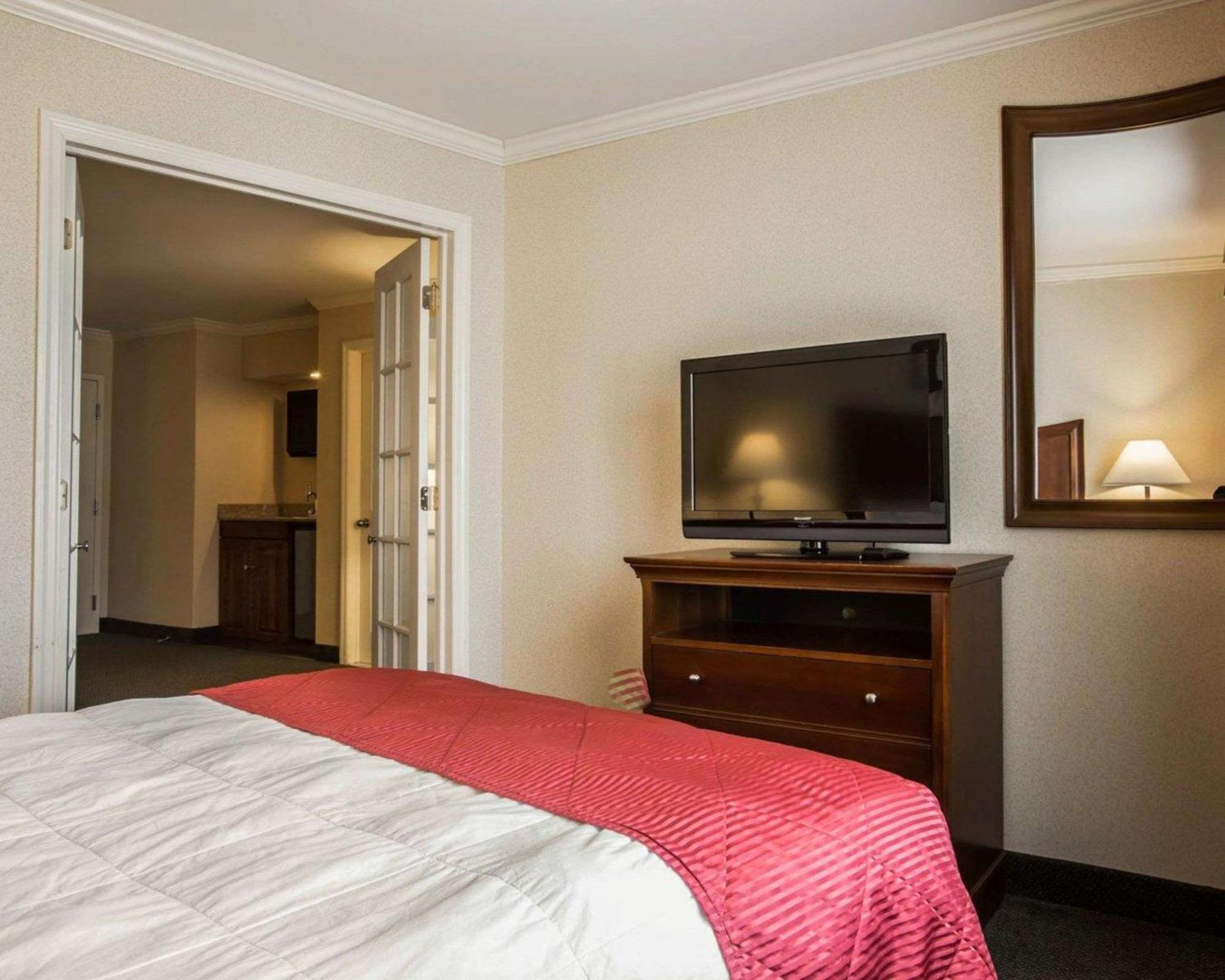 Hotel Clarion & At The Outlets Of George 3*