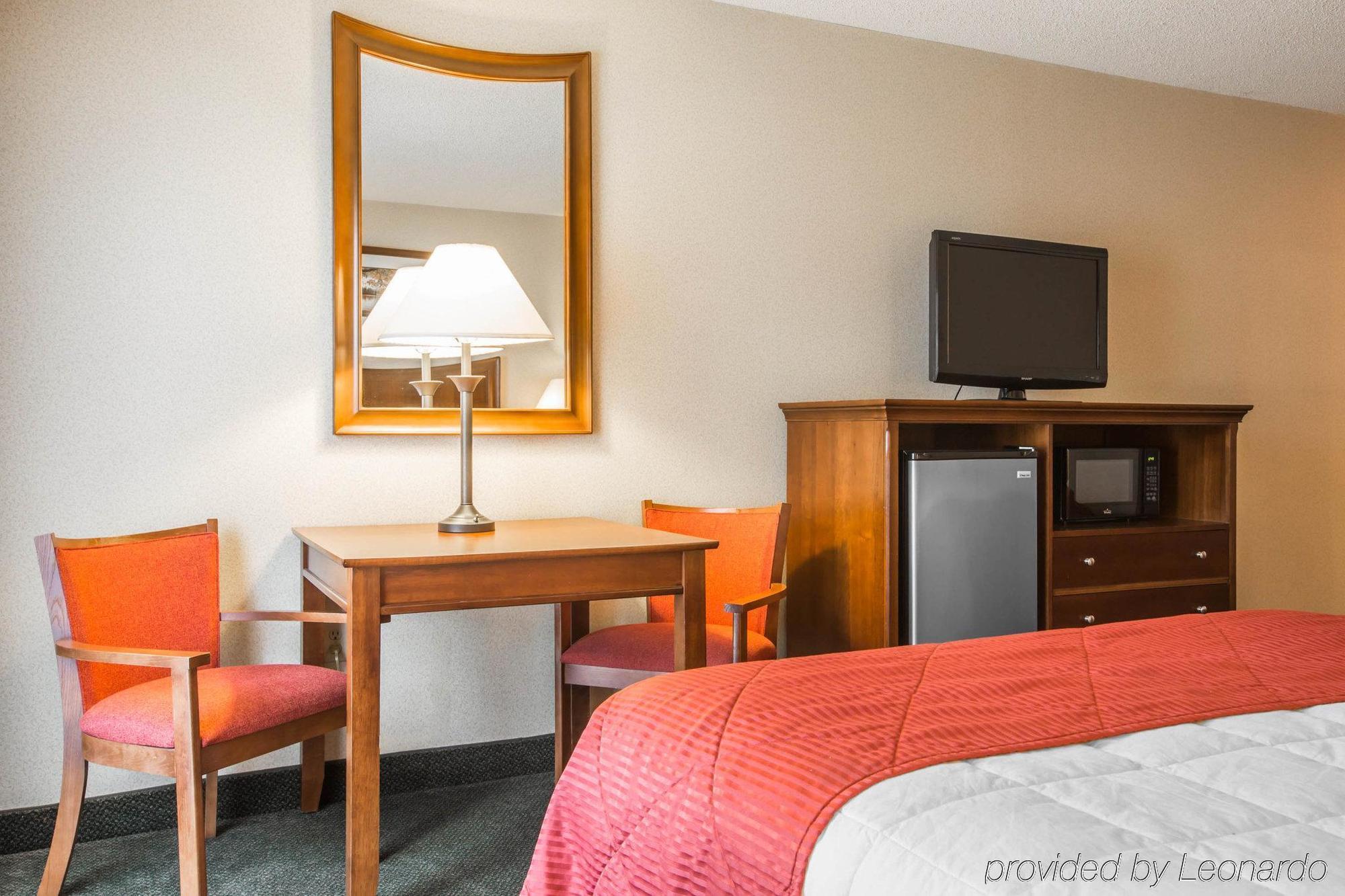 Hotel Clarion & At The Outlets Of George 3*