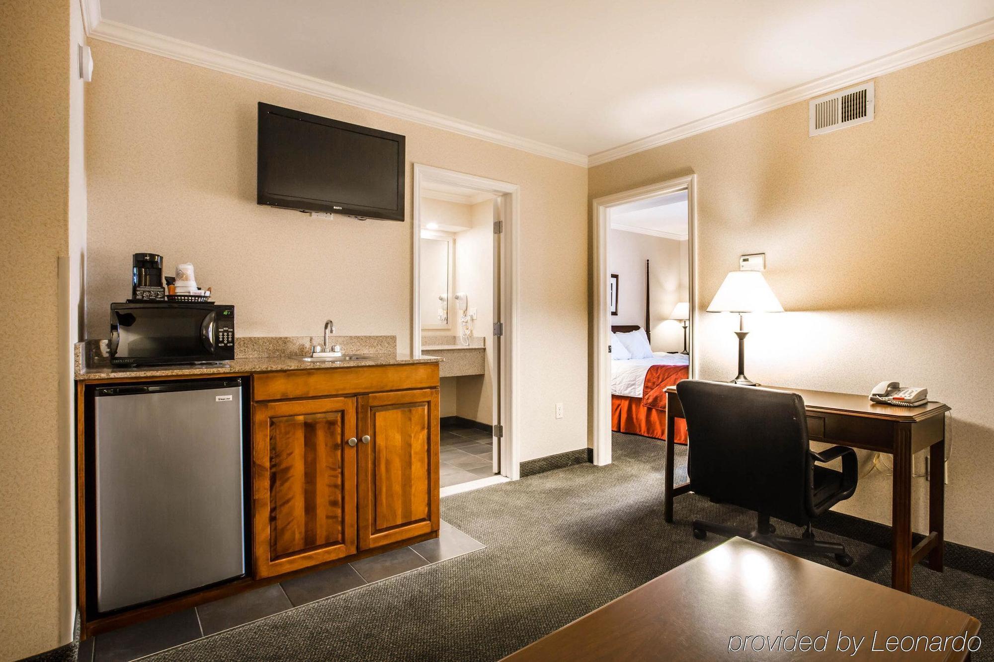 Hotel Clarion & At The Outlets Of George Lake George