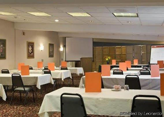 Hotel Clarion & At The Outlets Of George 3*
