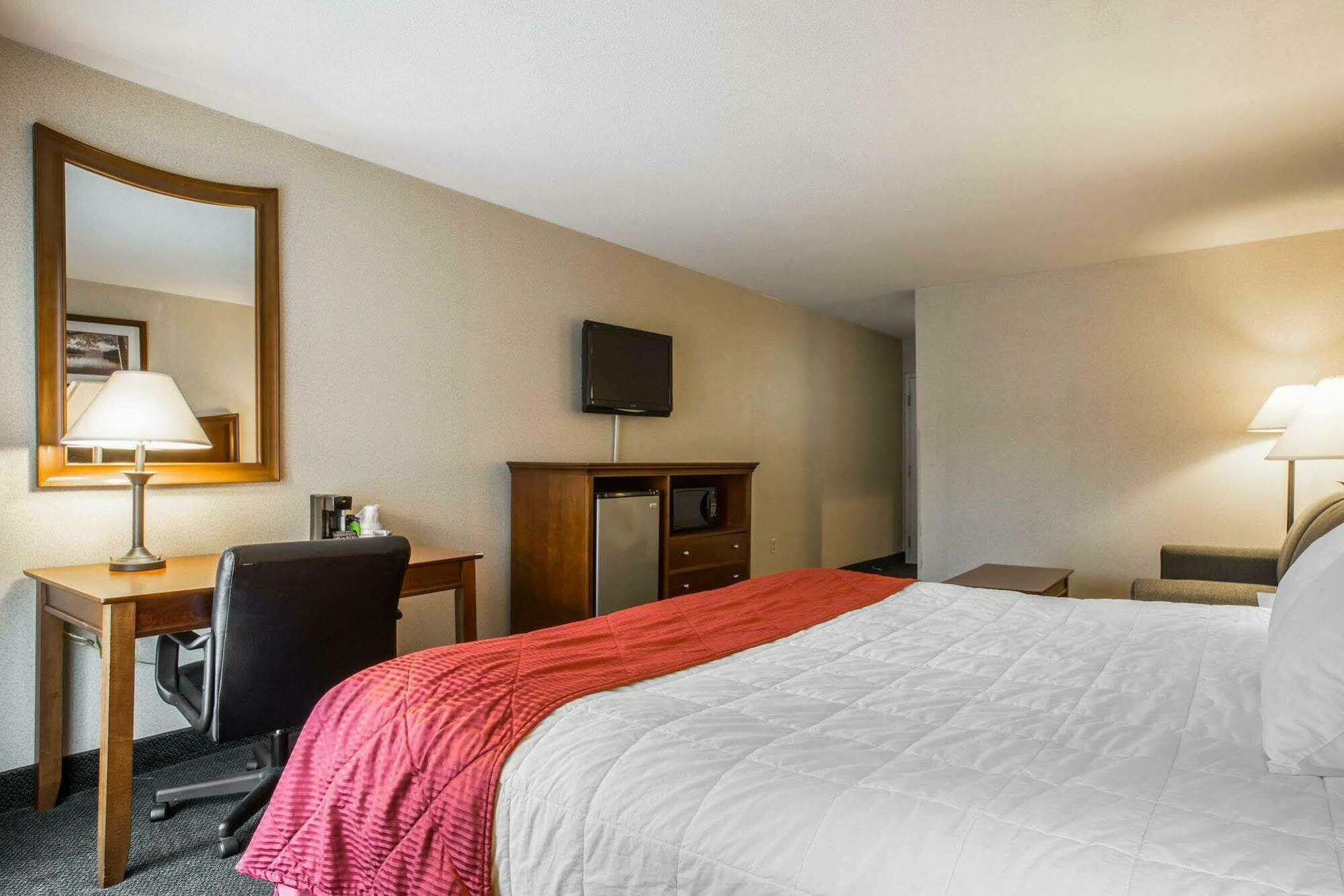 Hotel Clarion & At The Outlets Of George 3*