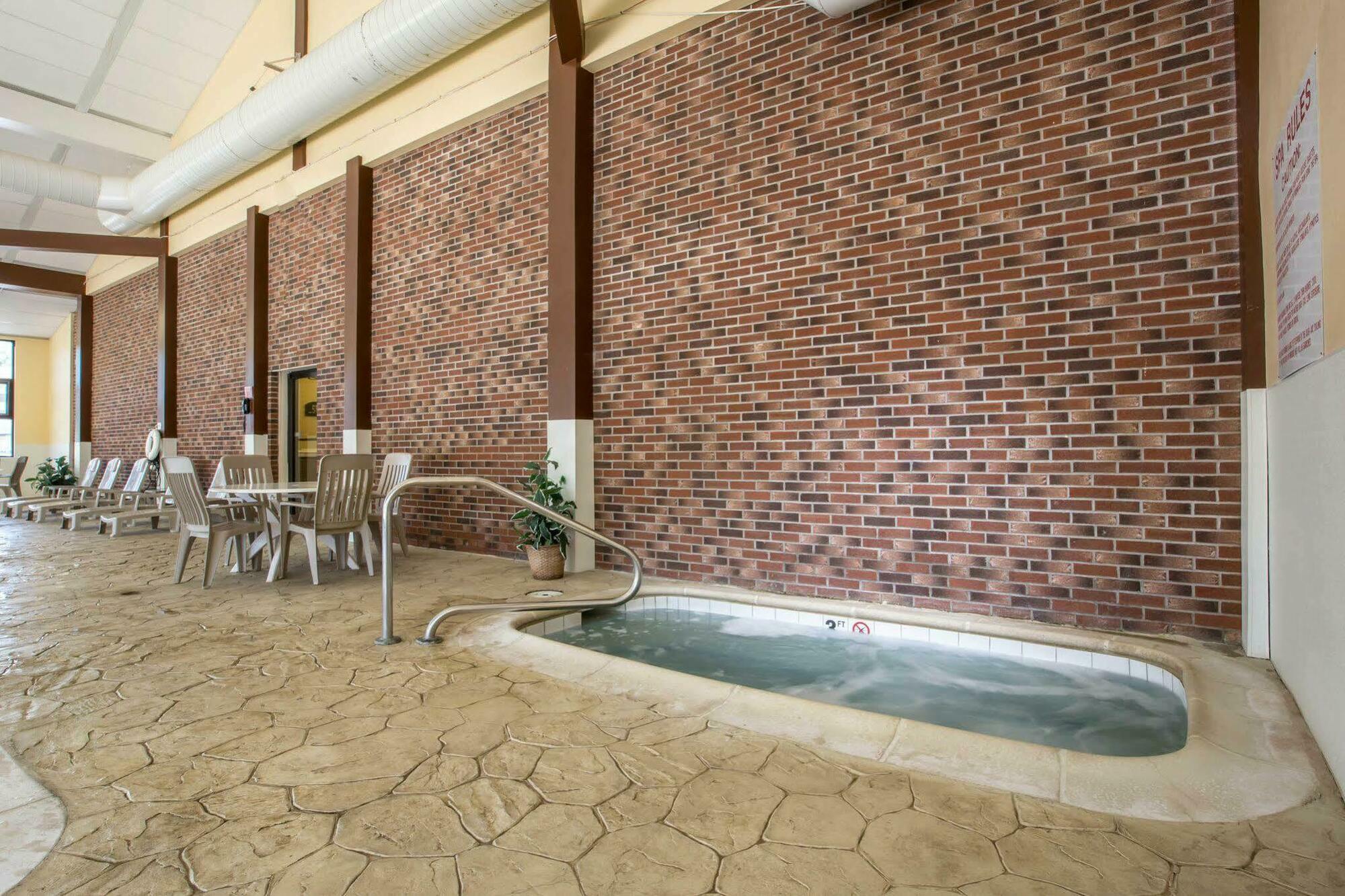 Hotel Clarion & At The Outlets Of George